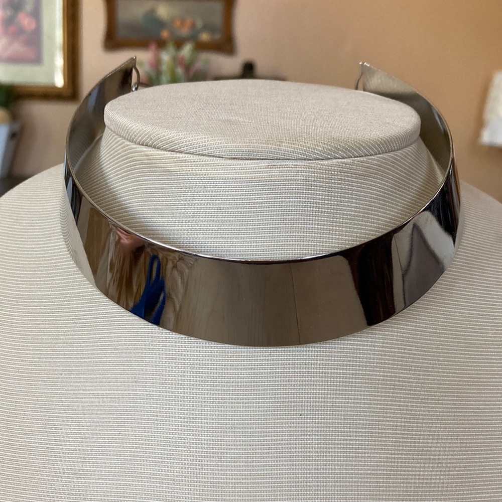 Silver chocker